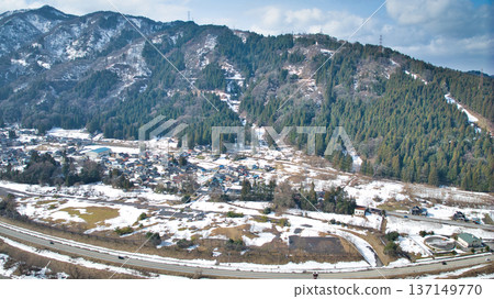 隨著冰雪融化，春天臨近，黑部川流經富山縣黑部市宇奈月地區。 137149770