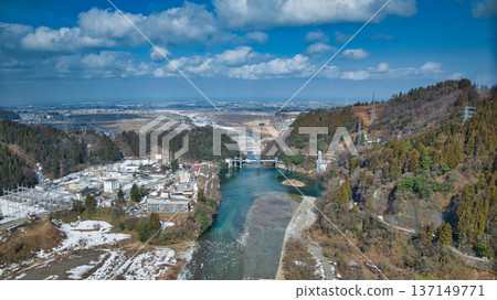 The Kurobe River flows through the Unazuki district of Kurobe City, Toyama Prefecture, as the snow melts and spring approaches. 137149771