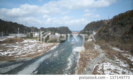 The Kurobe River flows through the Unazuki district of Kurobe City, Toyama Prefecture, as the snow melts and spring approaches. The Kurobe River flows through the Unazuki district of Kurobe City, Toyama Prefecture, as the snow melts and spring approaches. 137149773