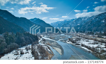The Kurobe River flows through the Unazuki district of Kurobe City, Toyama Prefecture, as the snow melts and spring approaches. The Kurobe River flows through the Unazuki district of Kurobe City, Toyama Prefecture, as the snow melts and spring approaches. 137149774
