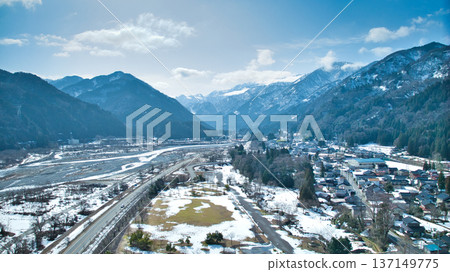 The Kurobe River flows through the Unazuki district of Kurobe City, Toyama Prefecture, as the snow melts and spring approaches. The Kurobe River flows through the Unazuki district of Kurobe City, Toyama Prefecture, as the snow melts and spring approaches. 137149775