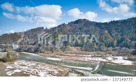 The Kurobe River flows through the Unazuki district of Kurobe City, Toyama Prefecture, as the snow melts and spring approaches. The Kurobe River flows through the Unazuki district of Kurobe City, Toyama Prefecture, as the snow melts and spring approaches. 137149777