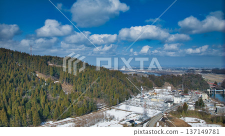 The Kurobe River flows through the Unazuki district of Kurobe City, Toyama Prefecture, as the snow melts and spring approaches. The Kurobe River flows through the Unazuki district of Kurobe City, Toyama Prefecture, as the snow melts and spring approaches. 137149781