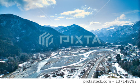 The Kurobe River flows through the Unazuki district of Kurobe City, Toyama Prefecture, as the snow melts and spring approaches. The Kurobe River flows through the Unazuki district of Kurobe City, Toyama Prefecture, as the snow melts and spring approaches. 137149782