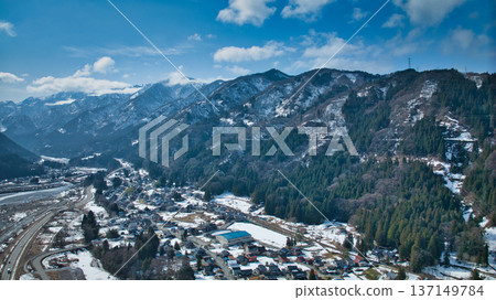 隨著冰雪融化，春天臨近，黑部川流經富山縣黑部市宇奈月地區。 137149784