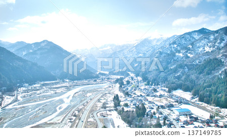 隨著冰雪融化，春天臨近，黑部川流經富山縣黑部市宇奈月地區。 137149785