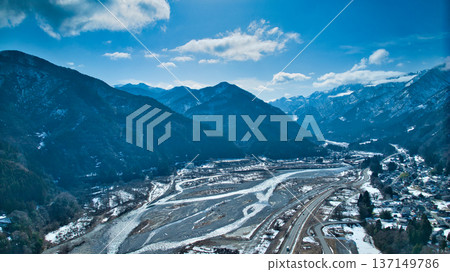 The Kurobe River flows through the Unazuki district of Kurobe City, Toyama Prefecture, as the snow melts and spring approaches. 137149786