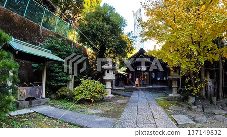 Hisakuni Shrine, located in Roppongi 2-chome, Minato Ward, Tokyo Hisakuni Shrine, located in Roppongi 2-chome, Minato Ward, Tokyo 137149832