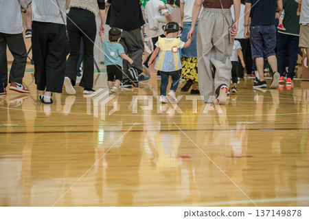 [Nursery school sports day: Disbanding after performance] 137149878