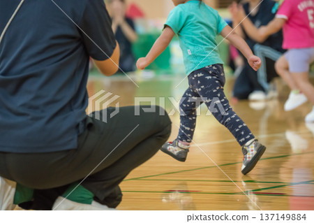 [Nursery school sports day obstacle course] 137149884
