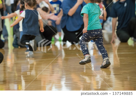 [Nursery school sports day obstacle course] 137149885