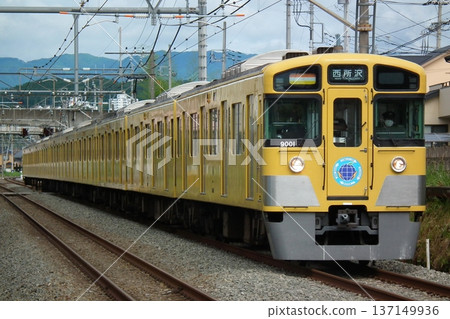 西武9000系列9101F型列車正在運行,目的地顯示器正在旋轉 西武9000系列9101F型列車正在運行,目的地顯示器正在旋轉 137149936