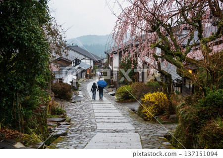 Couple walk along Tsumago juku with cherry blossom, Nagano Couple walk along Tsumago juku with cherry blossom, Nagano 137151094