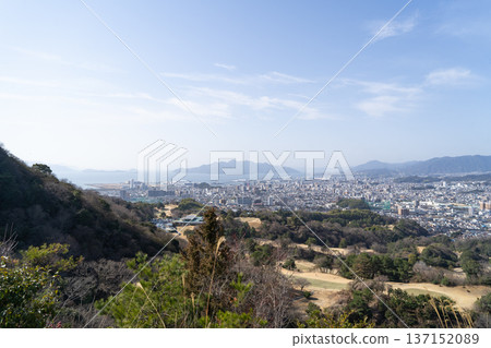 從鈴峰(西峰)山頂附近看到的景色(廣島阿爾卑斯山脈) 從鈴峰(西峰)山頂附近看到的景色(廣島阿爾卑斯山脈) 137152089