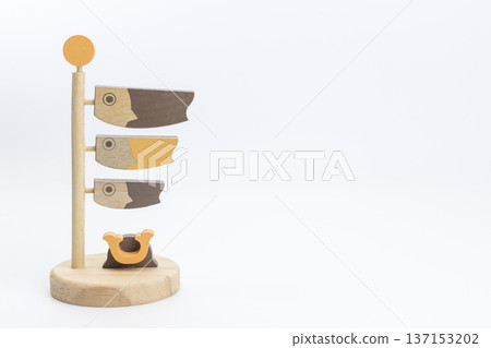 白色背景上的木製鯉魚彩帶 137153202