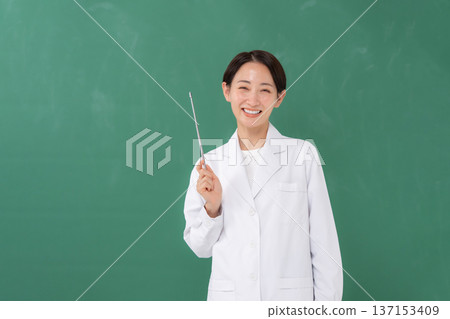 穿白大褂的女人 穿白大褂的女人 137153409