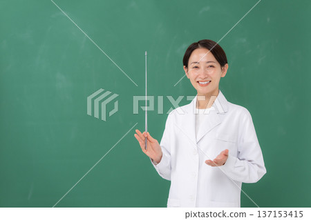 穿白大褂的女人 穿白大褂的女人 137153415