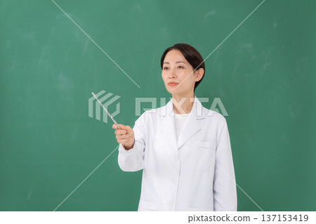 穿白大褂的女人 穿白大褂的女人 137153419