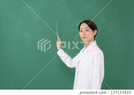 穿白大褂的女人 穿白大褂的女人 137153420