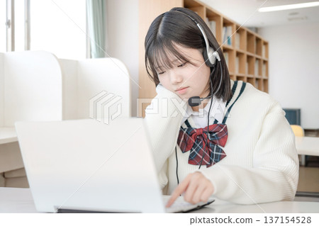 女學生就讀 137154528
