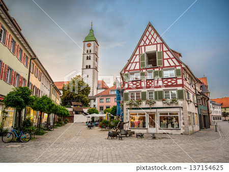 Wangen stadtmitte, germany, august 17,2023. Wangen im allgau town square featuring traditional half-timbered houses, st. Martin's church, and a cobblestone street Wangen stadtmitte, germany, august 17,2023. Wangen im allgau town square featuring traditional half-timbered houses, st. Martin's church, and a cobblestone street 137154625