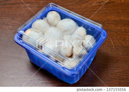 blue tray of mushrooms on a wooden background 137155056