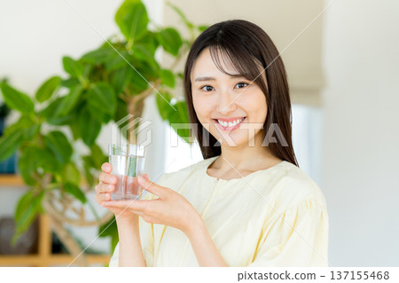 一個女人帶著一杯 137155468