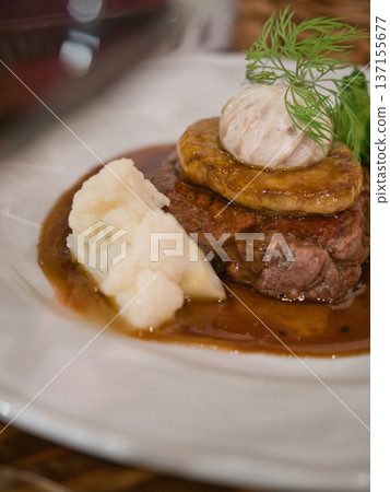 牛排配鵝肝和馬鈴薯泥 137155677