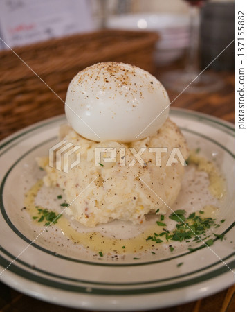 Potato salad topped with boiled eggs (served with oeuf, Western-style appetizer) Potato salad topped with boiled eggs (served with oeuf, Western-style appetizer) 137155882