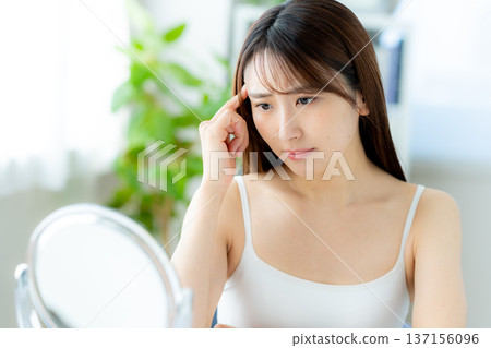 遭受麻煩的女人 137156096