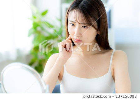 遭受麻煩的女人 137156098