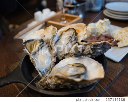 鐵板烤牡蠣(帶殼,小酒館風格) 鐵板烤牡蠣(帶殼,小酒館風格) 137156186