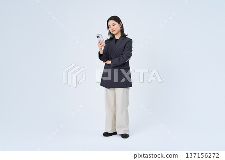 操作智能手機的年輕女商人 137156272