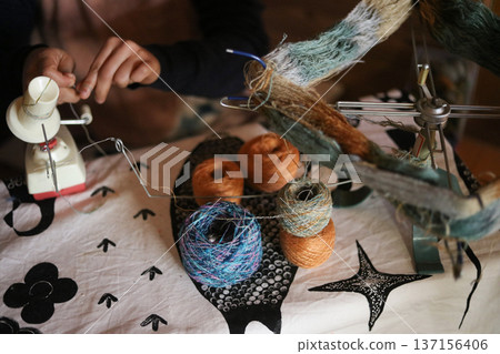 一個女人正在做一個毛線球 一個女人正在做一個毛線球 137156406