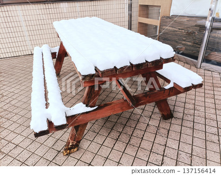 Snow-covered table bench 137156414