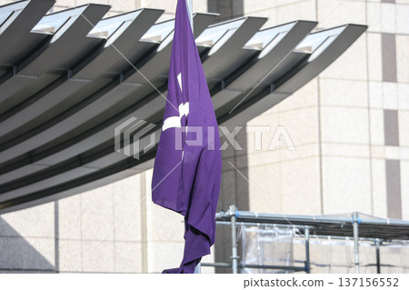 【旗幟】東京都政府大樓和東京都政府標誌 137156552