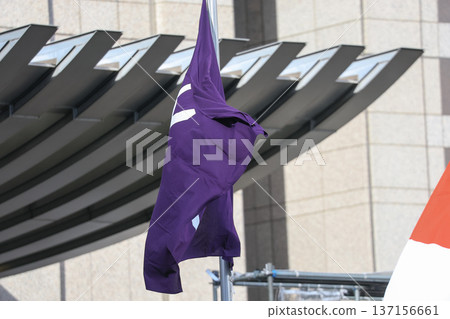 【旗幟】東京都政府大樓和東京都政府標誌 137156661