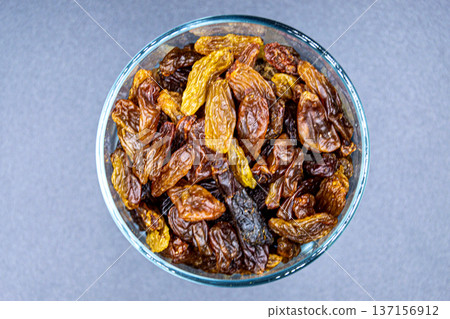 beautiful texture ripe of natural raisins on background 137156912