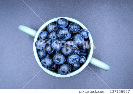 delicious summer blueberries on grocery market counter delicious summer blueberries on grocery market counter 137156937