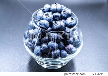 delicious summer blueberries on grocery market counter delicious summer blueberries on grocery market counter 137156940