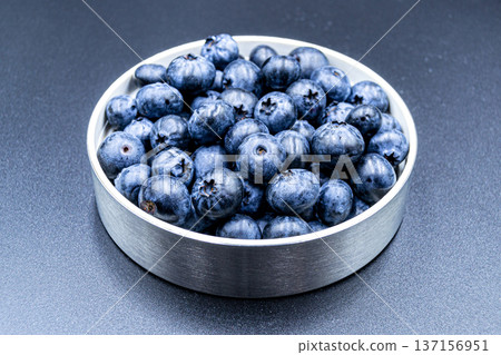 delicious summer blueberries on grocery market counter delicious summer blueberries on grocery market counter 137156951