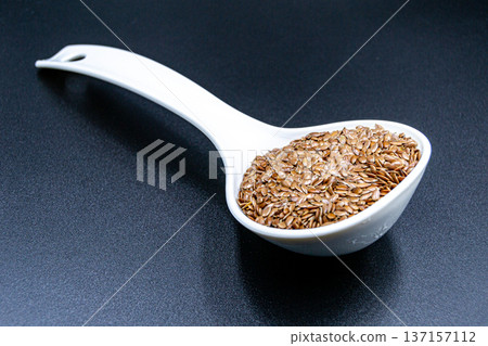 beautiful texture ripe of natural flax seeds on background 137157112