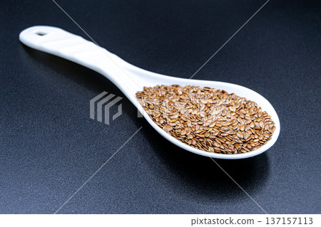 beautiful texture ripe of natural flax seeds on background 137157113