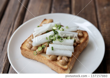 納豆吐司(來自Pain de Mie),上面放有醃蘿蔔和蔥花 納豆吐司(來自Pain de Mie),上面放有醃蘿蔔和蔥花 137157860