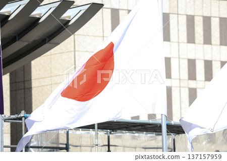 【日本國旗】春日城市景觀中飄揚的國旗 【日本國旗】春日城市景觀中飄揚的國旗 137157959