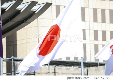 [Japanese flag] The flag fluttering in the spring cityscape 137157970