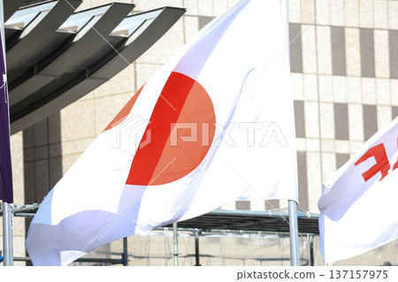 【日本國旗】春日城市景觀中飄揚的國旗 【日本國旗】春日城市景觀中飄揚的國旗 137157975