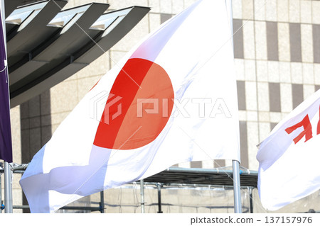 [Japanese flag] The flag fluttering in the spring cityscape 137157976