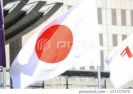 【日本國旗】春日城市景觀中飄揚的國旗 137157978