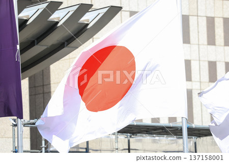 [Japanese flag] The flag fluttering in the spring cityscape 137158001